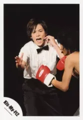 【中古】生写真(ジャニーズ) Kis-My-Ft2/千賀健永/ライブフォト・膝上・衣装白・黒・右手伸ばし・左手ヘッドセット/公式生写真