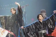 【中古】生写真(STARTO) Kinki Kids・timelesz/堂本光一・佐藤勝利/ライブフォト・横型・膝上・2Lサイズ/「Endless SHOCK / Endless SHOCK -Eternal-」ステージフォト