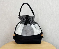 【売り切り】新品未使用　小千谷縮　おぢやちぢみ　巾着バッグ 11000円　格子 黒　ポーチ　ポシェット　IONO　洋装和装どちらでも　着物　黒×グレーチェック　和モダン　小物　クリスマス　プレゼント　ホワイトデー　お年玉　初詣　着物バッグのサムネイル