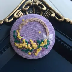 ハンドメイド　刺繍ブローチ　ミモザとラベンダーのリース
