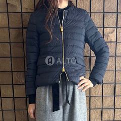 ★出荷の前にプレスをかけて配送★【2025春夏物モデル】 TATRAS タトラス NOKO ノコ LTAT24S4885-D ネイビー ライトダウンジャケット ノーカラー　ショート丈