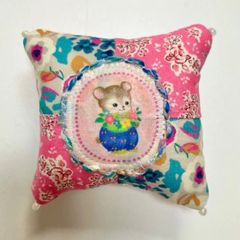 【2024 新作】ハンドメイド　パッチde針山　こぐまさん　パッチワーク　針山　ピンクッション　花柄　動物　こぐま　ビーズ