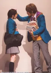 【中古】生写真(男性) 樋口裕太(藤堂平助)・高橋紗妃(雪村千鶴)/ライブフォト・膝上・制服・向き合い・右手頭・キャラクターショット/舞台「薄桜鬼SSL～sweet school life～THE STAGE ROUTE 斎藤一」ゲネプロ写真