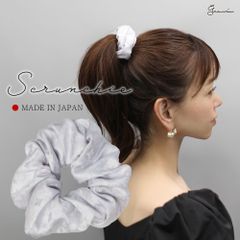♥シュシュ♥ヘアアクセサリー☆日本製シルク生地100％で1点ずつ職人が作ったかわいいシュシュです！少し小ぶりですが、控えめでありながらオリジナルの総柄がとても上品♪お子様のヘアアクセとしても◎和装にもばっちりあいます！（シルバー）