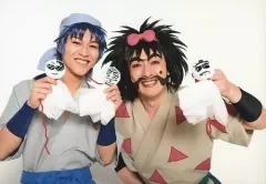 【中古】生写真(男性) 倉本発(重)・北村圭吾(兵庫第三協栄丸)/横型・上半身・てるてる坊主・背景白・キャラクターショット/「ミュージカル 忍たま乱太郎 第8弾 再演 がんばれ五年生!技あり、術あり、初忍務!!」ブロマイド第1弾