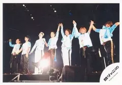 【中古】生写真(ジャニーズ) 関ジャニ∞/集合/7人・ライブフォト・横型・全身・衣装水色・背景黒・横一列/公式生写真