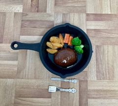 ミニチュアフード　フライパンハンバーグ