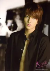 【中古】生写真(ジャニーズ) 山下智久/上半身・衣装黒・両手下げ・口すぼめ/「TOMOHISA YAMASHITA LIVE TOUR 2013 A NUDE」オリジナルフォトセットCのサムネイル