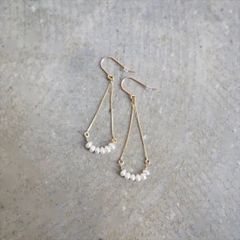 Ouca（ウーサ）ピアス／【一点もの】ライス型淡水パールと細スネークチェーンの揺れるピアス