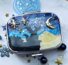 月夜のピルケース　ドラゴン　レジンハンドメイド　レジン　青　銀　月　星　夜空　宇宙　銀河　小物入れ　ファンタジー　モンスター