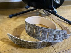 革ギターストラップ　超希少！イタリア製ウルフ毛皮風プリント革アイボリー系　日本製