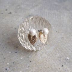 Ouca（ウーサ）ピアス／ヴィンテージテイストを纏うピアス/リーフ×コットンパール