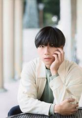 [중고]생 사진(남성) BOYS AND MEN/요시하라 마사토/상반신·앉아·의상 그레이·흰색·오른손 왼쪽 팔꿈치·왼손 뺨 지팡이/[JUNON 2020년 5월호×편의점 프린트]생 브로마이드