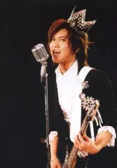 【中古】生写真(ジャニーズ) NEWS/加藤シゲアキ/ライブフォト・上半身・衣装黒・ギター・頭に王冠・背景黒・枠無し/公式生写真