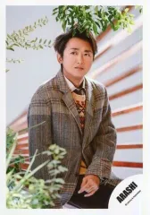 【中古】生写真(ジャニーズ) 嵐/大野智/膝上・座り・衣装グレー茶色・目線左向き/シングル「君のうた」MV＆ジャケ写撮影オフショット/公式生写真