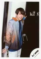 【中古】生写真(ジャニーズ) Aぇ! group/末澤誠也/膝上・衣装青.グレー.茶色・左手壁・右手下/「Aぇ! group Zepp LIVE 2020 STARTING NOW 413」グッズオフショット/公式生写真