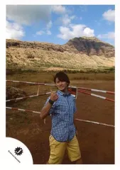 【中古】生写真(ジャニーズ) Mr.King vs Mr.Prince/平野紫耀/膝上・シャツ青白チェック柄・ズボン黄・右手親指立て・体右向き・背景野外/16新春 ジャニーズJr. ハワイオフショット/公式生写真