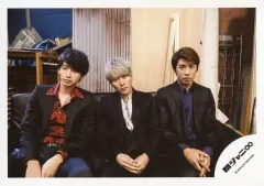 【中古】生写真(ジャニーズ) 関ジャニ∞/大倉忠義・安田章大・村上信五/横型・膝上・座り・衣装黒・大倉シャツ赤・安田と村上両手重ね/16-17冬 パンフ＆グッズ撮影/公式生写真