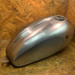 トライアンフ　タンク　新品　T120　TR6　２.５ガロン　カスタム　チョッパー　カフェレーサー　センターリブ (WW61340)