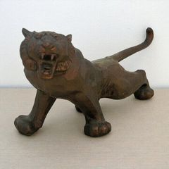 大型 木彫り 虎 置物 台座付 一刀彫 昭和レトロ 床の間 縁起物 - メルカリ