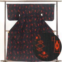 ウール着物 身丈163cm 裄65cm 前幅25cm 後幅30cm 袖丈49cm 袖幅32.5cm レディース 単衣 絣模様 裄Mサイズ 秋冬春用 ウール ブラック 美品 リメイク リユース リサイクル【呉服のきくや】