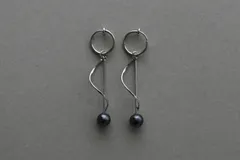 揺れる黒パールイヤリング(ピアス)