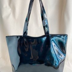 毎日持ち歩きたい！エナメル トート バッグＬ ブラック