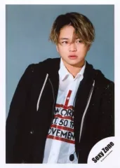 【中古】生写真(ジャニーズ) Sexy Zone/菊池風磨/上半身・衣装黒・白・赤・両手下・目線右・背景グレー/「Sexy Zone LIVE TOUR 2019 PAGES」グッズオフショット/公式生写真 