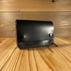 Horween社製クロムエクセル（ブラック茶芯）｜ショートトラッカーウォレット【金具ブラック仕様】