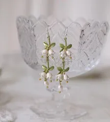 【大人気】すずらん パール風 ピアス ホワイト系 花 上品 華奢 小さめ 清楚 フェミニン 韓国風 両耳キャッチ付き プレゼント ギフト用にも アクセサリー