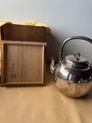 純銀製 三木造 槌目砲口 虹色 平寶珠形湯沸 箱付 銀瓶 煎茶道具 純銀保証 純銀製 三木造 槌目砲口 虹色 平寶珠形湯沸