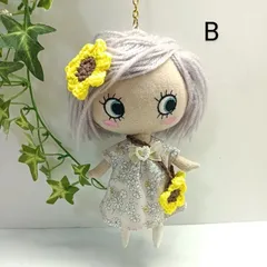 B ベージュの花柄ワンピース＆ひまわりのヘアピン＆ひまわりのポシェットの3点セット