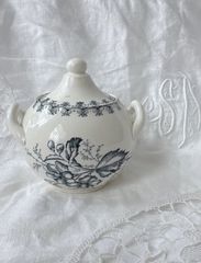 D4②【昭和レトロ】陶器のキャセロール 染付 ブルーの小花柄 持ち