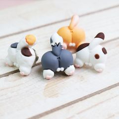いろいろ柄のネコのおしりピンバッジ／１個売り／サン宝石