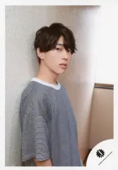 【中古】生写真(ジャニーズ) Aぇ! group/末澤誠也/上半身・衣装グレー・体右向き・両手下・壁に寄りかかり/「Johnny’s DREAM IsLAND 2020→2025 ～大好きなこの街から～」グッズオフショット/公式生写真