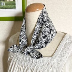黒白モノトーンバラ柄のネッククーラー、保冷剤ポケット付き