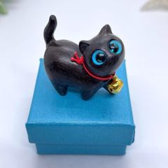 【新品】木製 猫 ねこ 置物 青目 キュート 黒檀木 手作り　インテリア 飾り物　箱付き　鈴　黒猫　幸運をもたらす