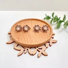 刺繍糸のデイジーピアス/イヤリング(キャラメル)