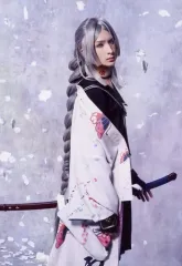 【中古】生写真(男性) 塚本凌生(古今伝授の太刀)/膝上・戦闘服・背景グレー・花びら・キャラクターショット/舞台「『刀剣乱舞』綺伝 いくさ世の徒花」個人ブロマイド