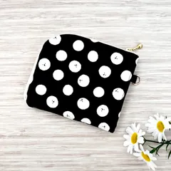 パカっと開いて使いやすいL字ファスナー財布　コンパクト財布　ハーフウォレット　ドット犬　（黒）