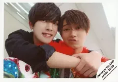【中古】生写真(ジャニーズ) ジャニーズJr./井上瑞稀・中村嶺亜/横型・バストアップ・衣装黒・オレンジ・中村抱きつき・笑顔/Johnnys’ ISLAND セルフィー 2020/公式生写真