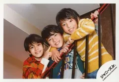 【中古】生写真(ジャニーズ) 関西ジャニーズJr./角紳太郎・丸岡晃聖・山中一輝/横型・上半身・衣装黄色・緑・赤・横並び・手すり・笑顔/「関ジュ 夢の関西アイランド 2020 in 京セラドーム大阪 ～遊びにおいでや!満足 100%～」グッズオフショット/公式