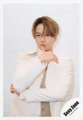 【中古】生写真(ジャニーズ) Sexy Zone/菊池風磨/上半身・衣装白・右手親指唇・口閉じ・背景白/アルバム「PAGES」MV＆ジャケ写オフショット/公式生写真