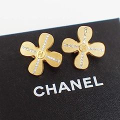 CHANEL ゴールド トリプルチャームピアス - メルカリ