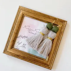 オリジナルハンドメイド　タッセルピアス（グレー×オリーブイエロー×モスグリーン）