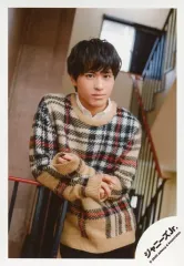 【中古】生写真(ジャニーズ) 関西ジャニーズJr./古謝那伊留/膝上・衣装ベージュ・黒・チェック柄・両手曲げ・階段/「関ジュ 夢の関西アイランド 2020 in 京セラドーム大阪 ～遊びにおいでや!満足 100%～」グッズオフショット/公式生写真