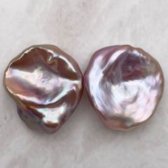 大粒花びらケシパールのピアス/イヤリング 21mm パープル系 紫 ペア バロック 真珠 結婚 ウェディング ドレス