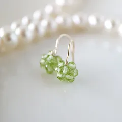 【14kgf】ペリドットのベリーのフックピアス