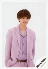 【中古】生写真(ジャニーズ) King ＆ Prince/永瀬廉/上半身・衣装紫・両手ポケット・目線右・背景白/「King ＆ Prince CONCERT TOUR 2020 ～L＆～」グッズオフショット/公式生写真