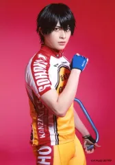 【中古】生写真(男性) 砂川脩弥(今泉俊輔)/背景赤・キャラクターショット/舞台「弱虫ペダル」Over the sweat and tears ブロマイド（個人セット）